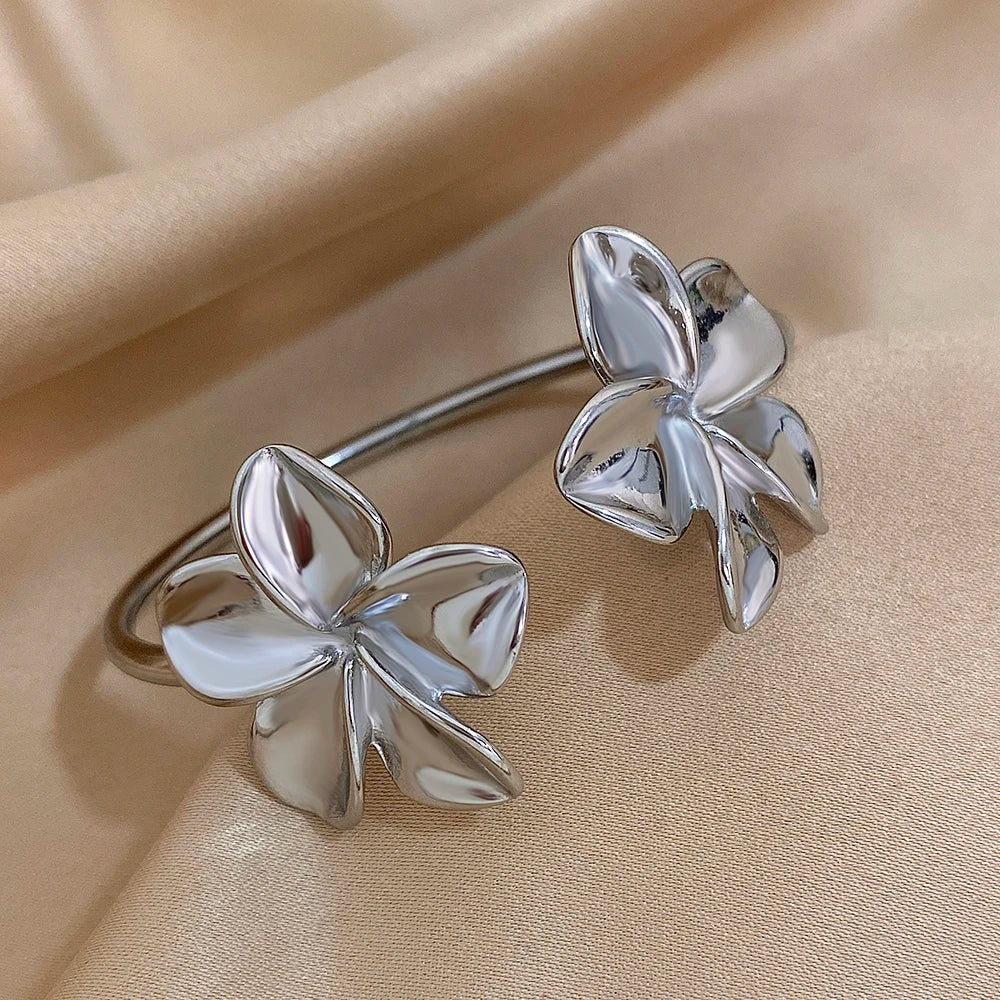 Oceľový náramok s dvoma kvetmi – elegantný pozlátený cuff štýl