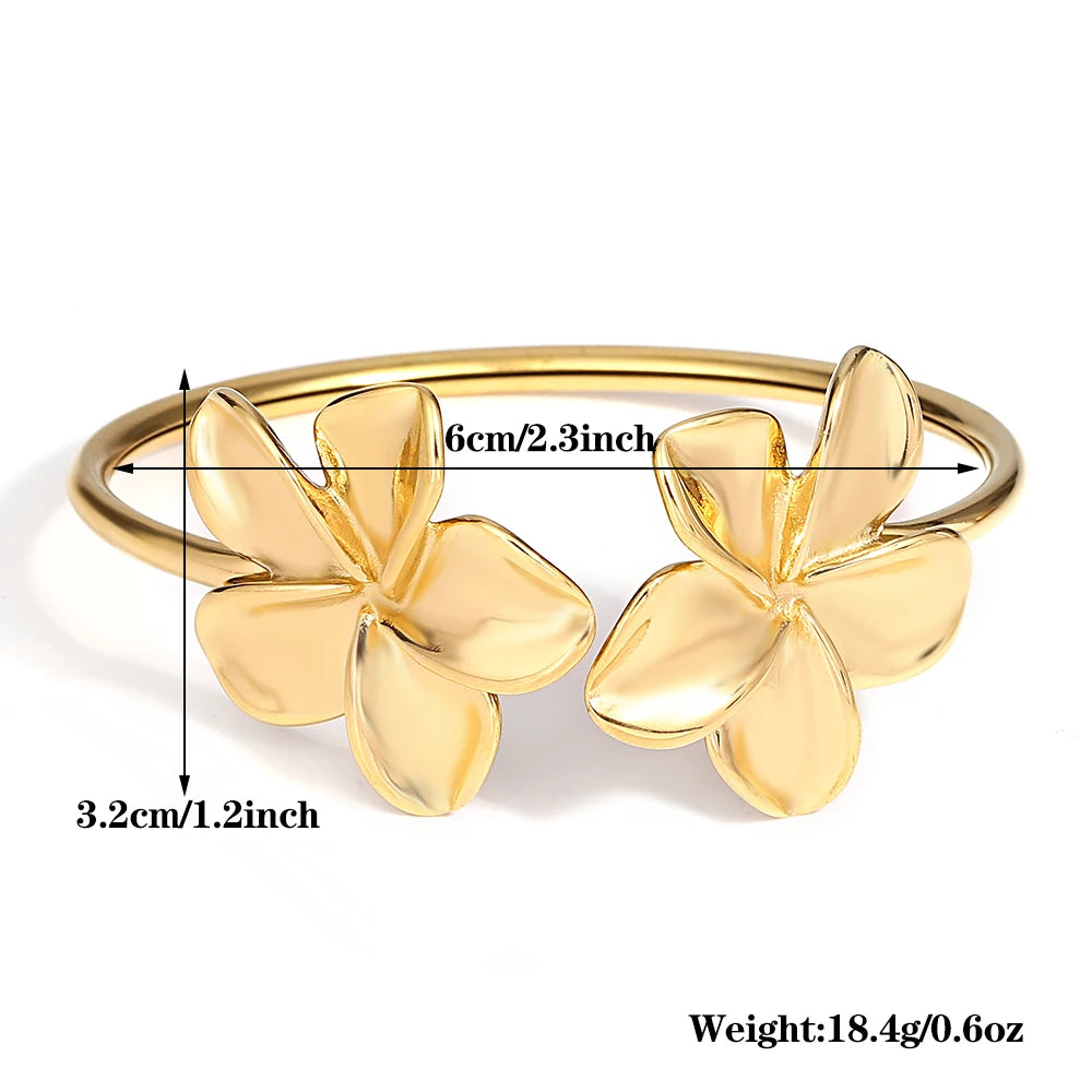 Oceľový náramok s dvoma kvetmi – elegantný pozlátený cuff štýl