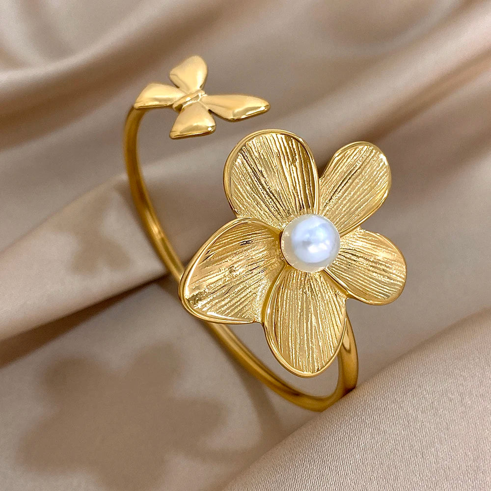 Oceľový náramok s dvoma kvetmi – elegantný pozlátený cuff štýl