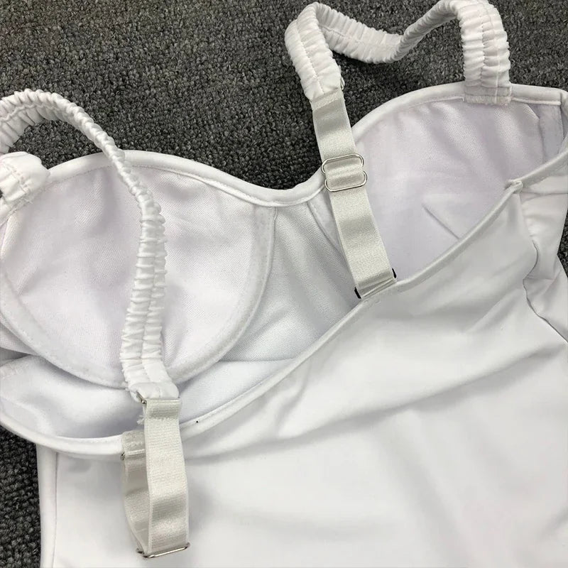 Jednodielne plavky s kosticami a push-up efektom – elegantný slim strih