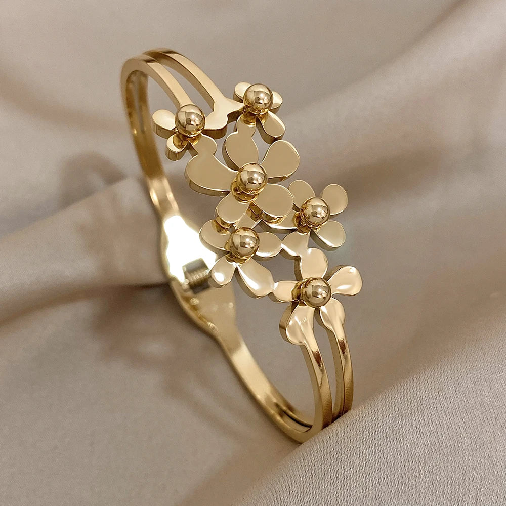 Oceľový náramok s dvoma kvetmi – elegantný pozlátený cuff štýl