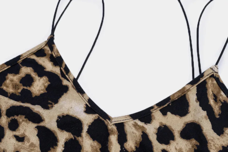 Midi šaty s leopardím vzorom a výstrihom do V – sexi mestský štýl