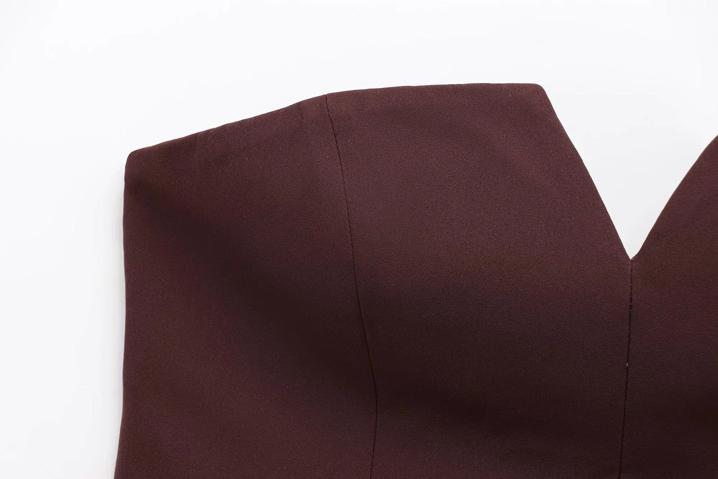 Jednofarebný top bez ramienok – elegantný letný basic