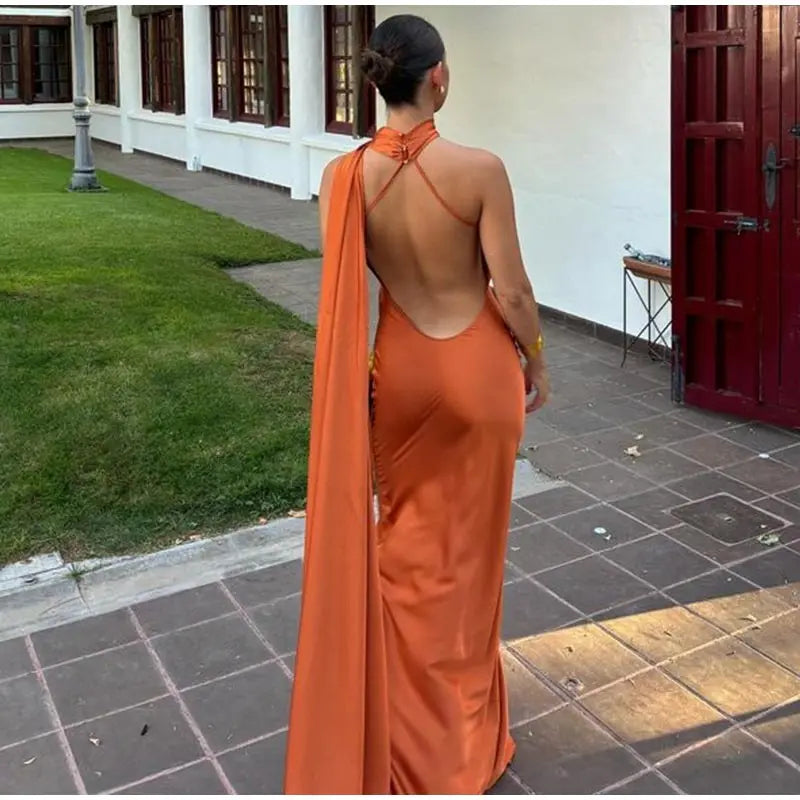 Elegantné dlhé šaty s holými ramenami a viazaním – letný ženský štýl