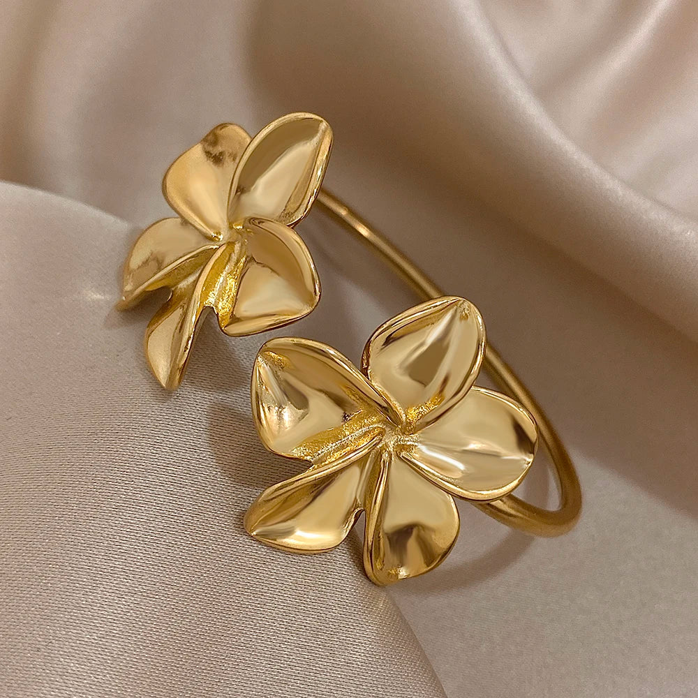 Oceľový náramok s dvoma kvetmi – elegantný pozlátený cuff štýl