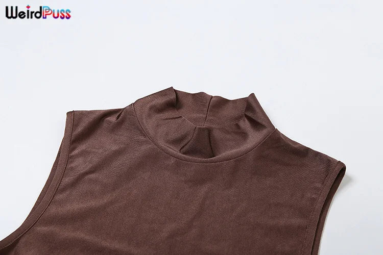 Mini šaty s volánmi a polovičným rolákom – sexi bodycon štýl na párty