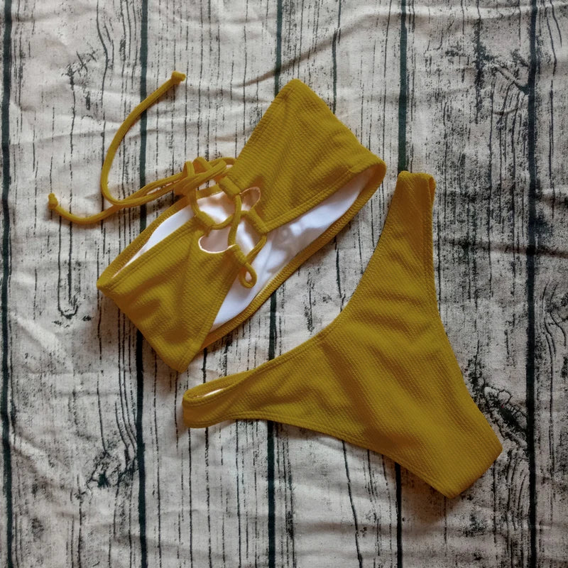 Jednofarebné off-shoulder bikiny – jednoduchý a sexi brazílsky štýl