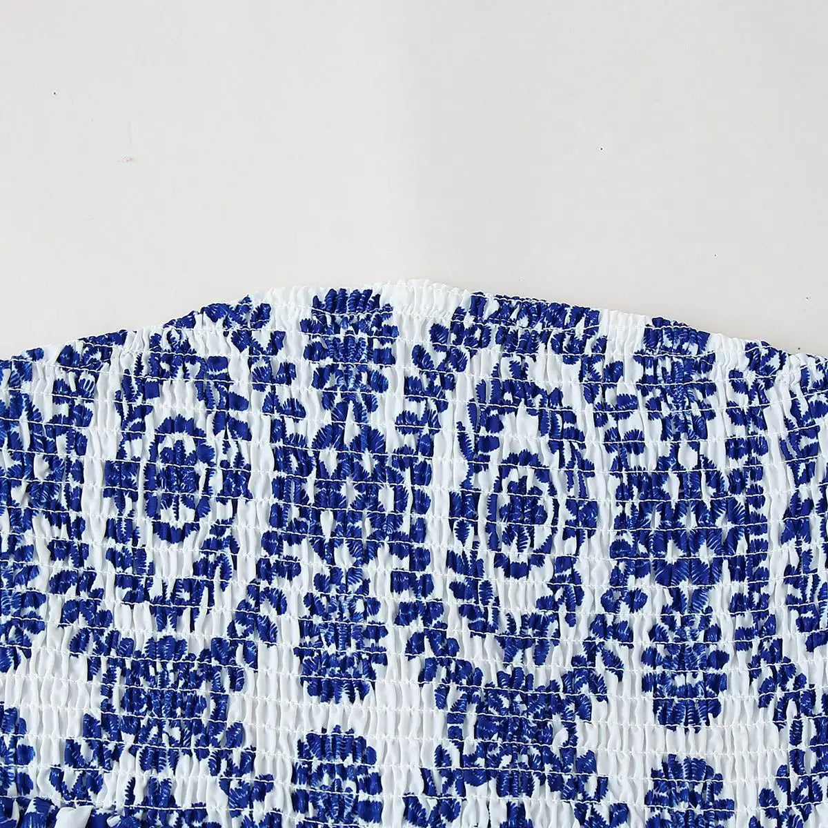 Letný kvetinový crop top bez ramienok – s riasením a volánom