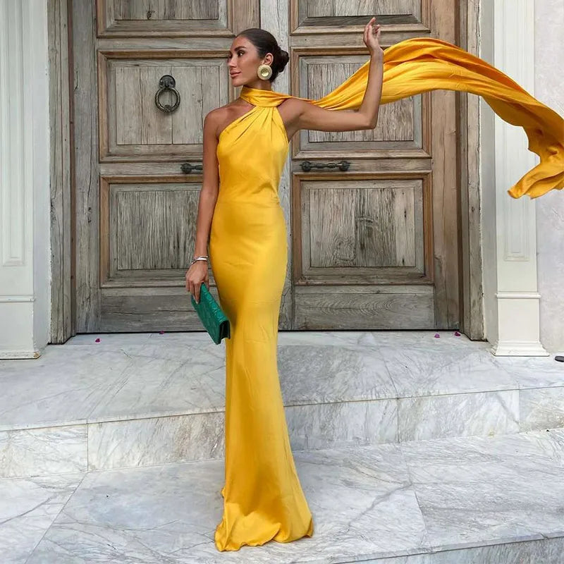 Elegantné dlhé šaty s holými ramenami a viazaním – letný ženský štýl
