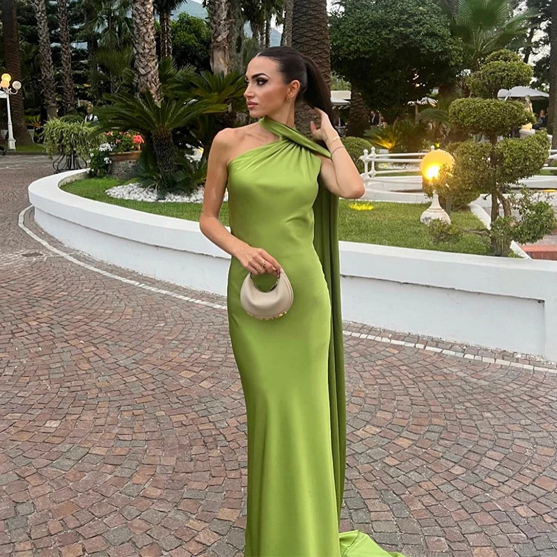Elegantné dlhé šaty s holými ramenami a viazaním – letný ženský štýl