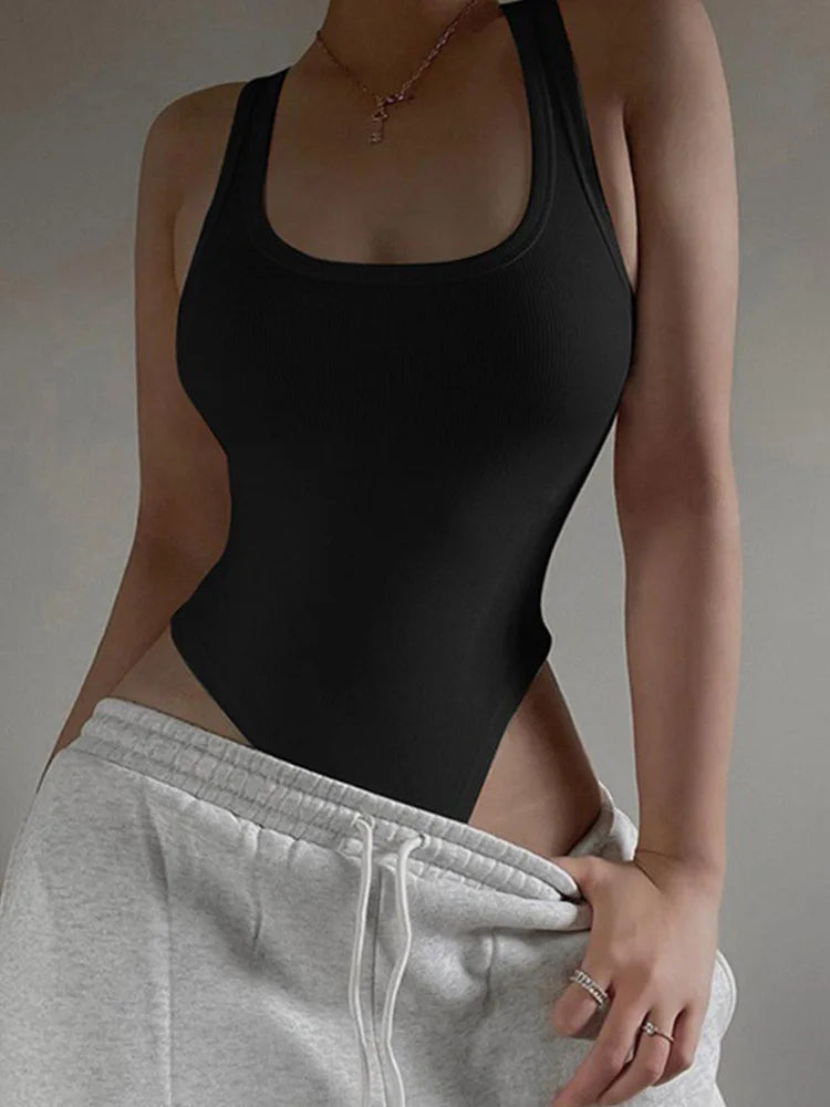 Letné pletené body bez rukávov – halter strih s odhalenými ramenami