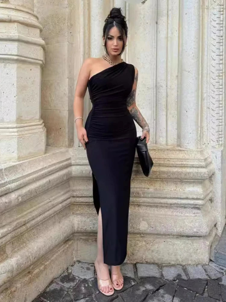 Čierne maxi šaty s rázporkom a odhaleným chrbtom – sexi elegantný štýl