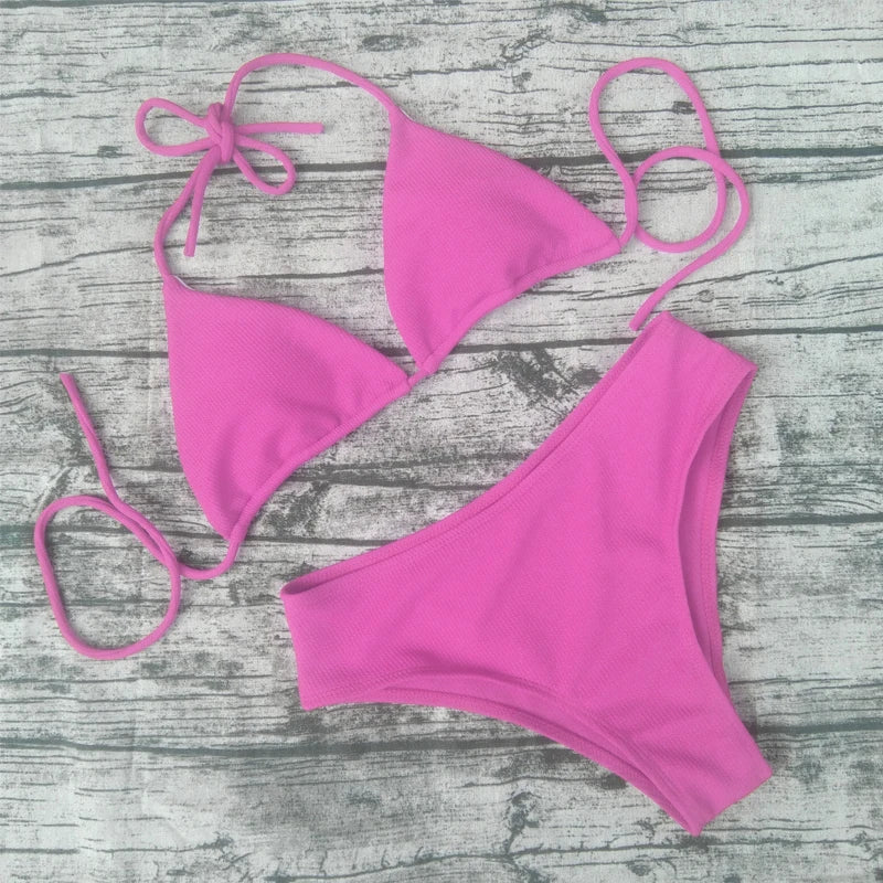 Jednofarebné trojuholníkové bikiny – klasický sexi strih na leto