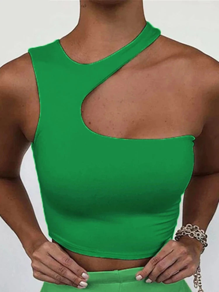 Asymetrický crop top s výrezom – sexi športový štýl bez ramien