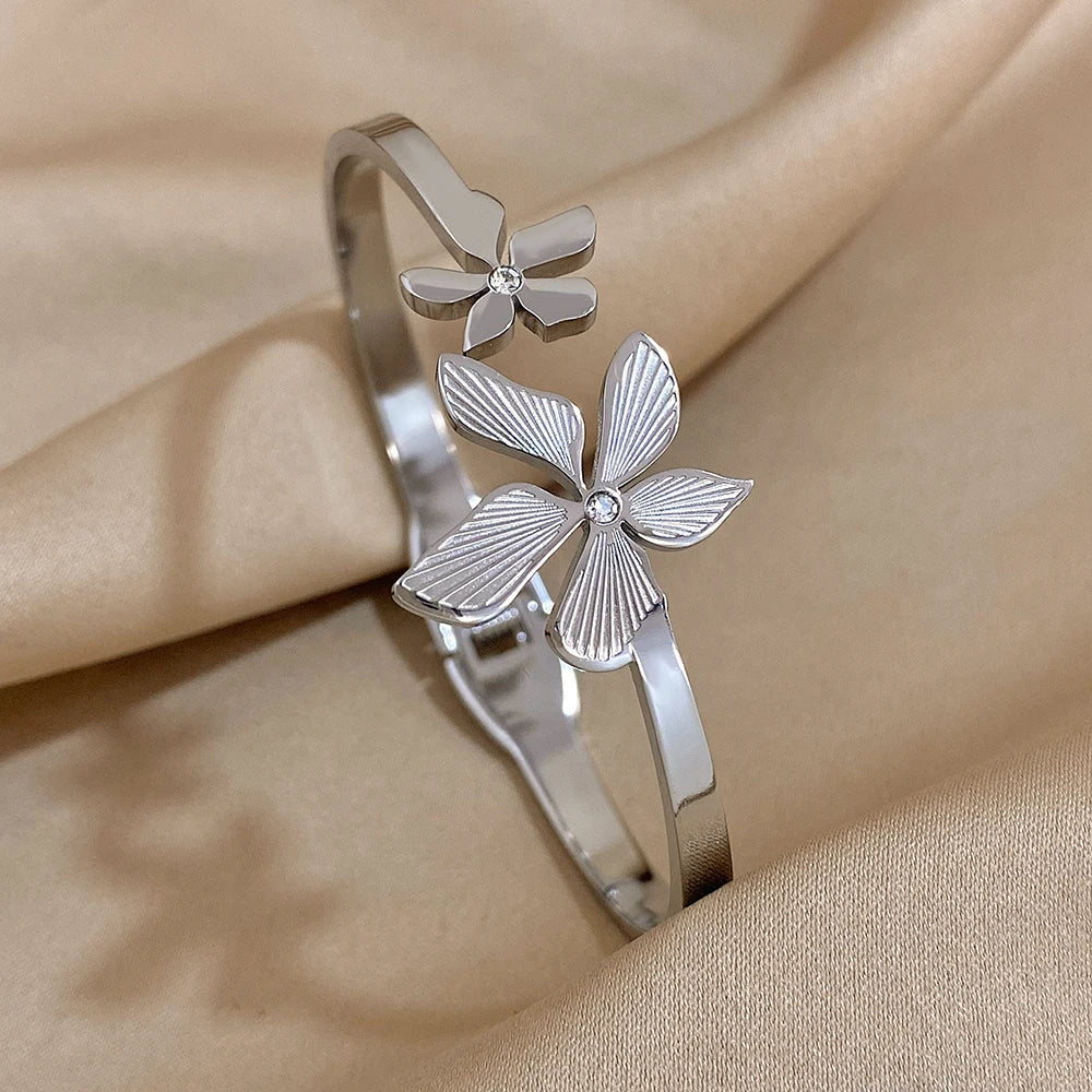 Oceľový náramok s dvoma kvetmi – elegantný pozlátený cuff štýl