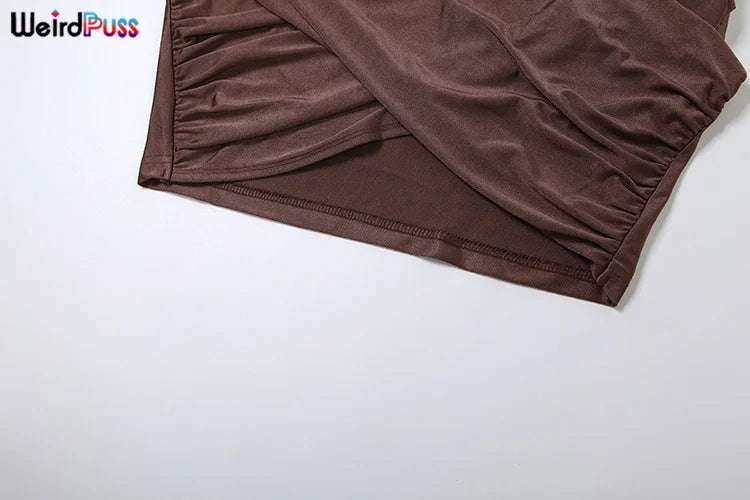Mini šaty s volánmi a polovičným rolákom – sexi bodycon štýl na párty