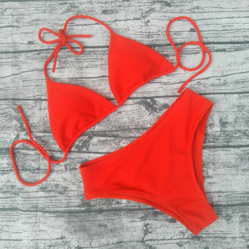 Jednofarebné trojuholníkové bikiny – klasický sexi strih na leto