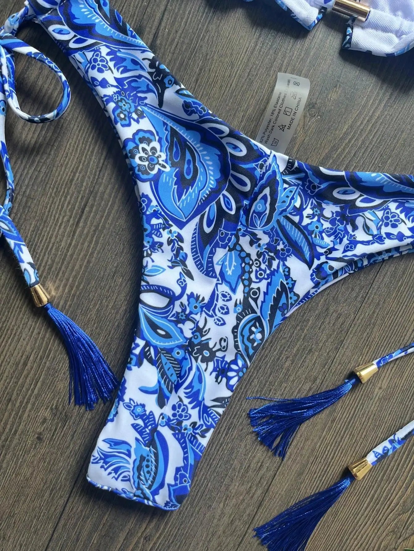 Bikiny s porcelánovou potlačou – brazílsky strih s nádychom elegancie