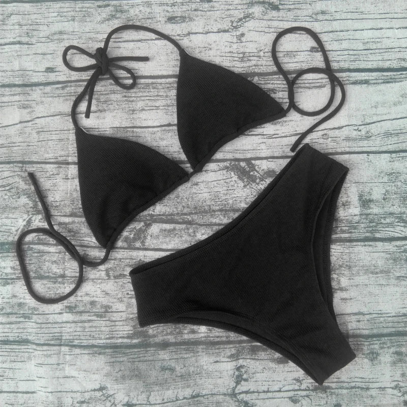Jednofarebné trojuholníkové bikiny – klasický sexi strih na leto