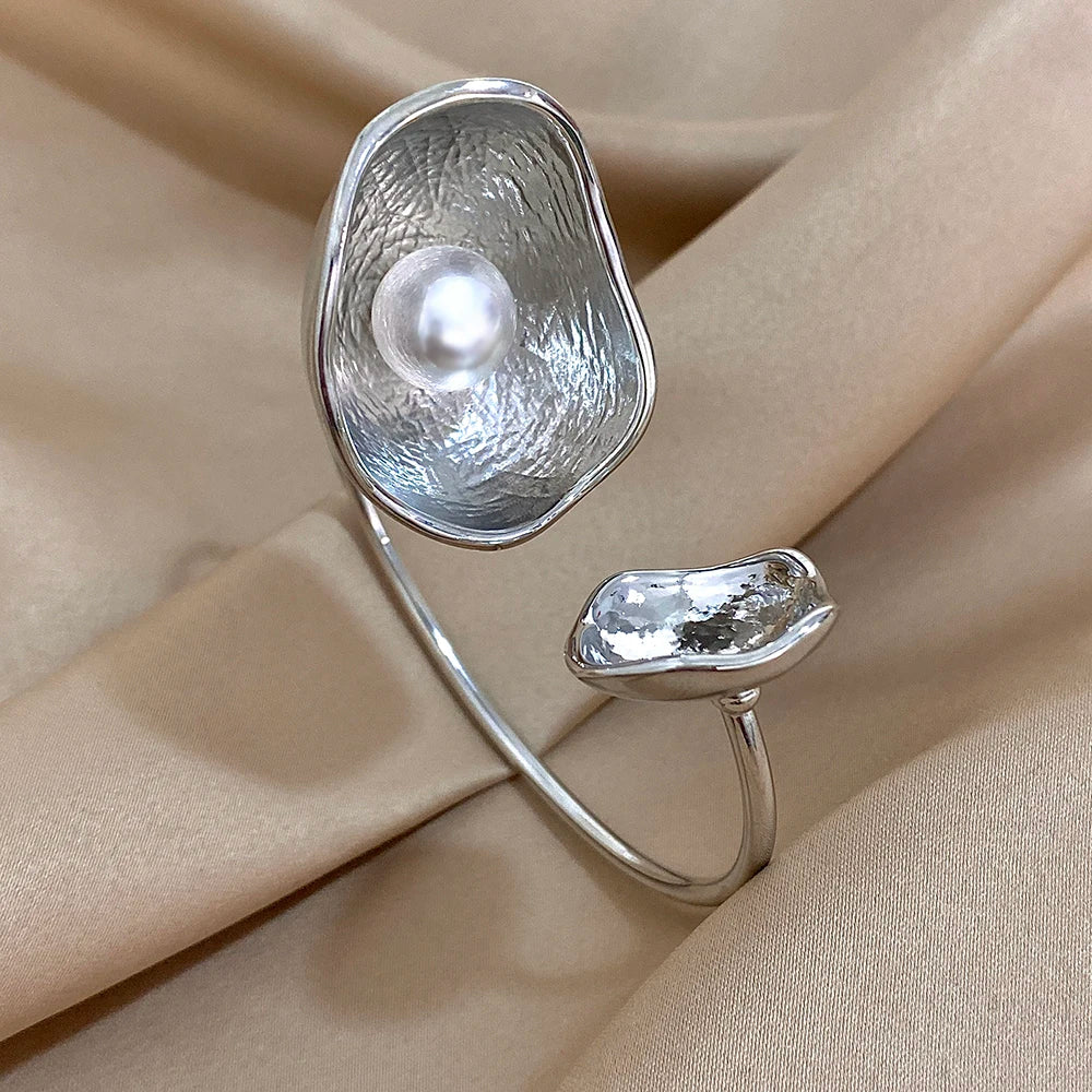 Oceľový náramok s dvoma kvetmi – elegantný pozlátený cuff štýl