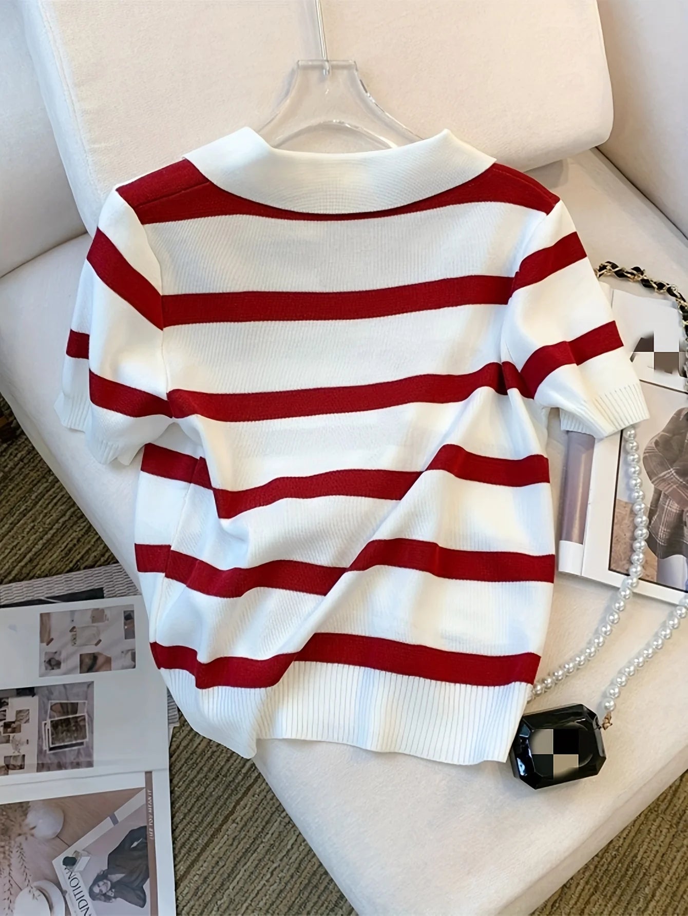 Pruhovaný pletený crop top s golierom – jarný a letný štýl