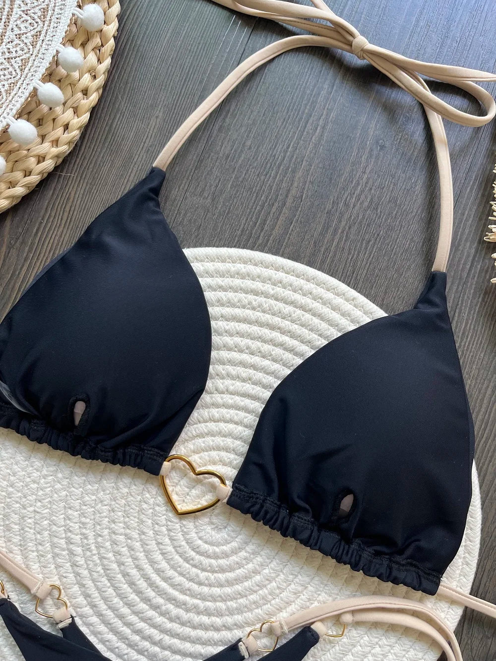 Dvojdielne trojuholníkové bikiny s tangovým spodkom – sexi letný štýl