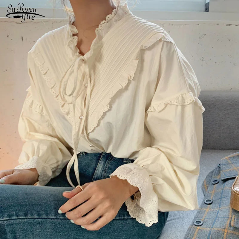 Priesvitná blúzka s výstrihom do V a volánmi – sexi boho štýl