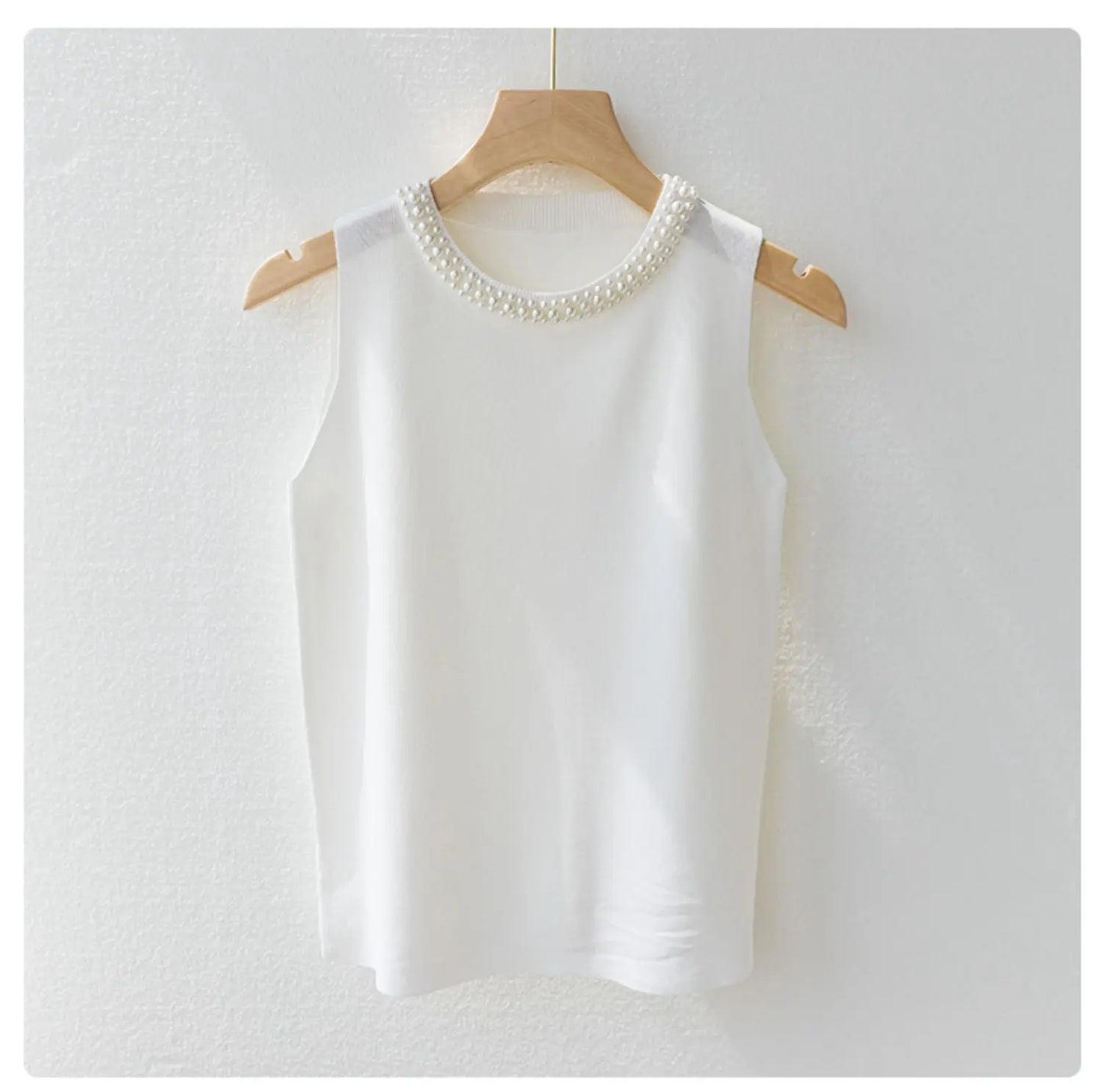 Letný pletený top s perličkami – elegantný basic bez rukávov
