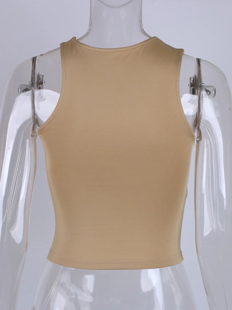 Asymetrický crop top s výrezom – sexi športový štýl bez ramien