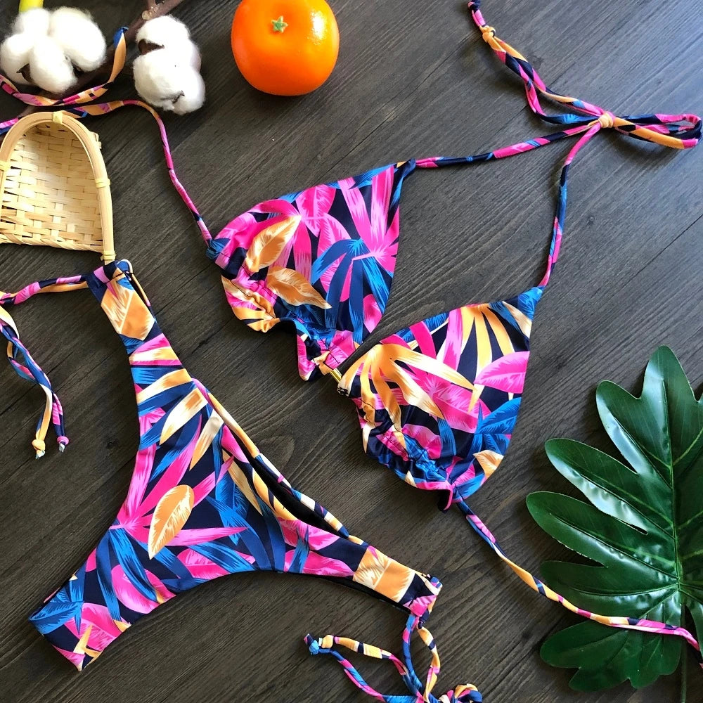 Sexi mikro bikiny s potlačou pierok – brazílsky štýl s viazaním