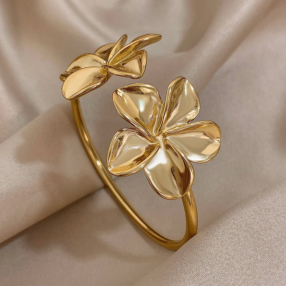 Oceľový náramok s dvoma kvetmi – elegantný pozlátený cuff štýl