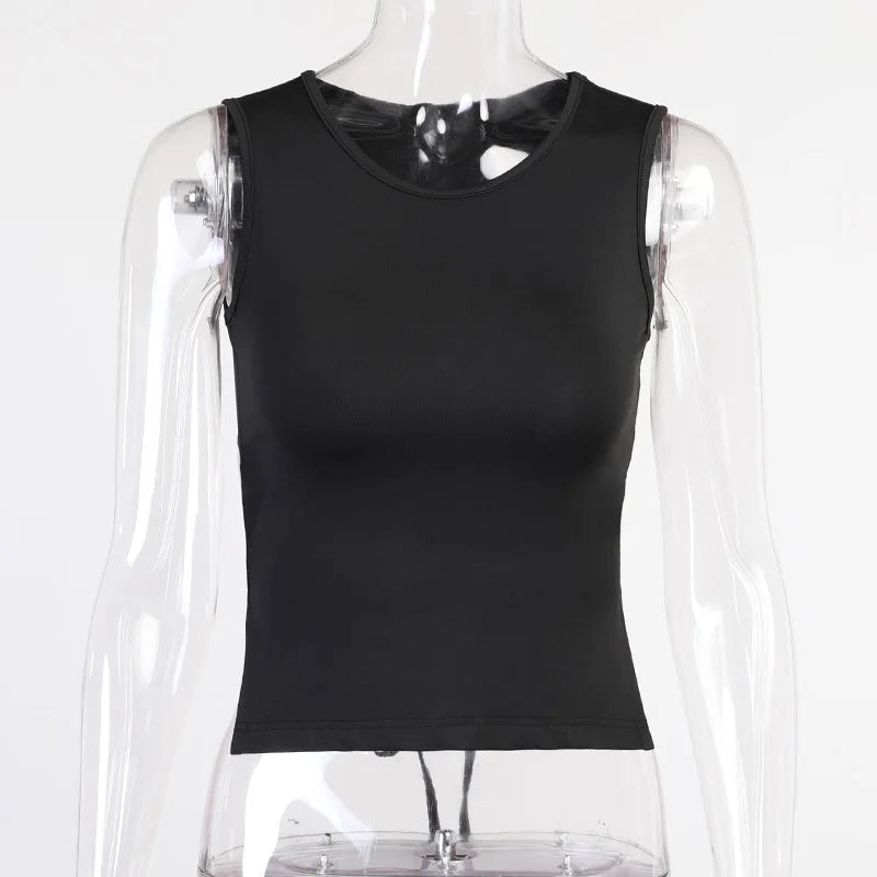 Krátky top s viazaním na chrbte – minimalistický a sexi letný štýl