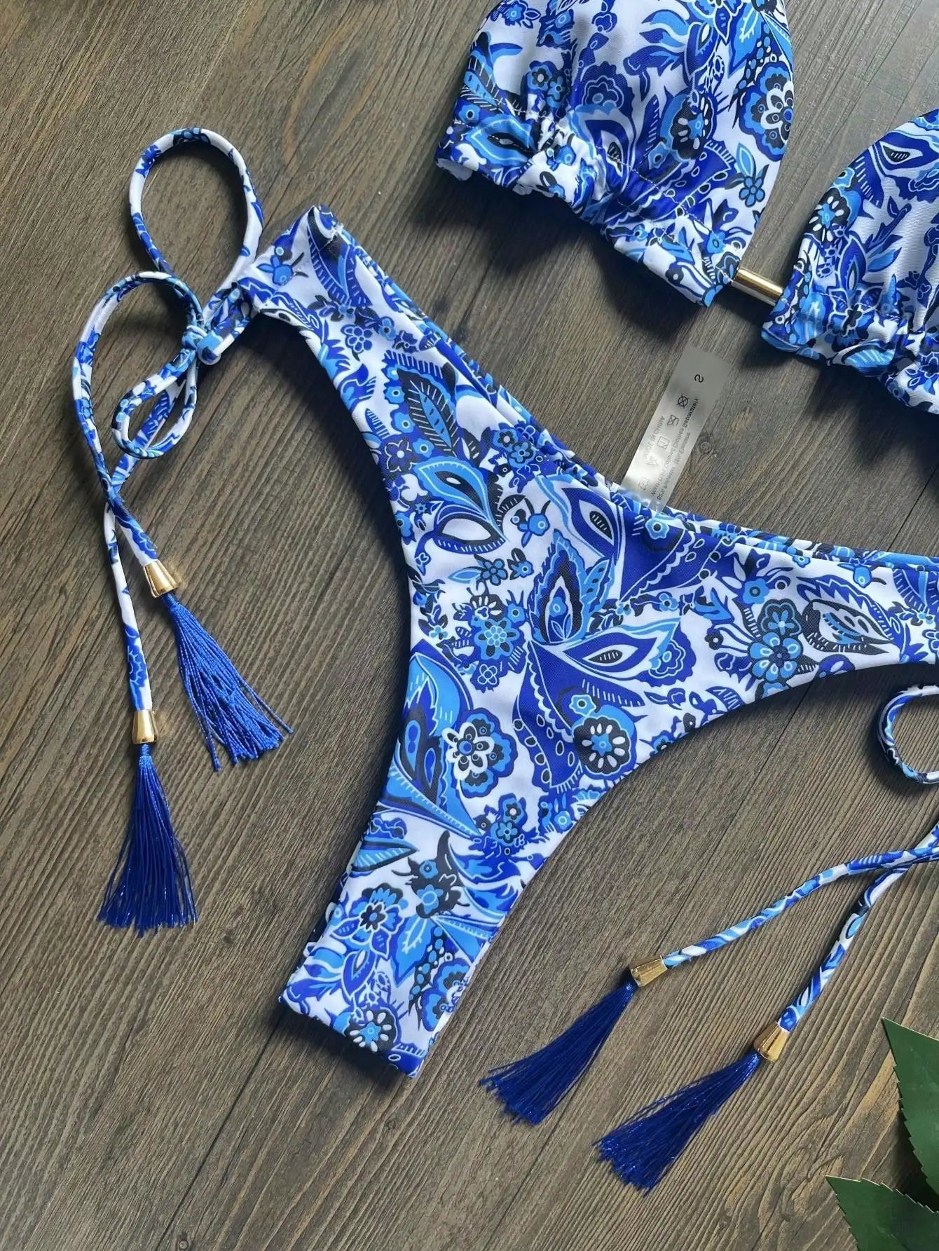 Bikiny s porcelánovou potlačou – brazílsky strih s nádychom elegancie
