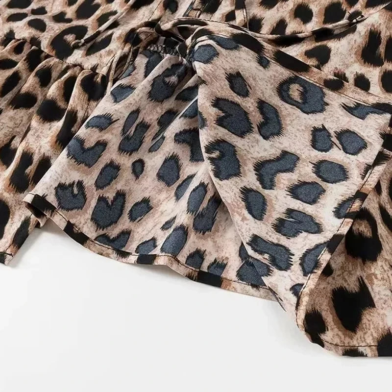 Leopardí crop top s volánmi a balónovými rukávmi – divoký letný štýl
