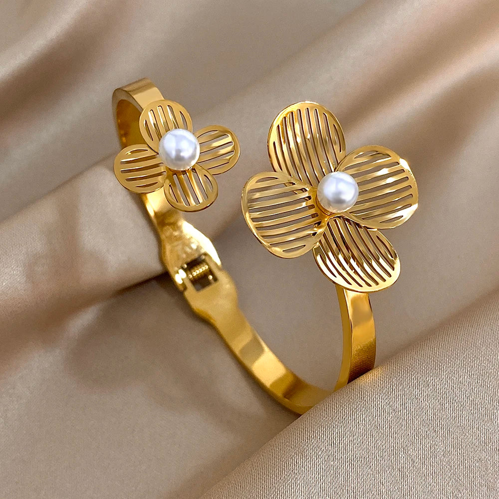 Oceľový náramok s dvoma kvetmi – elegantný pozlátený cuff štýl