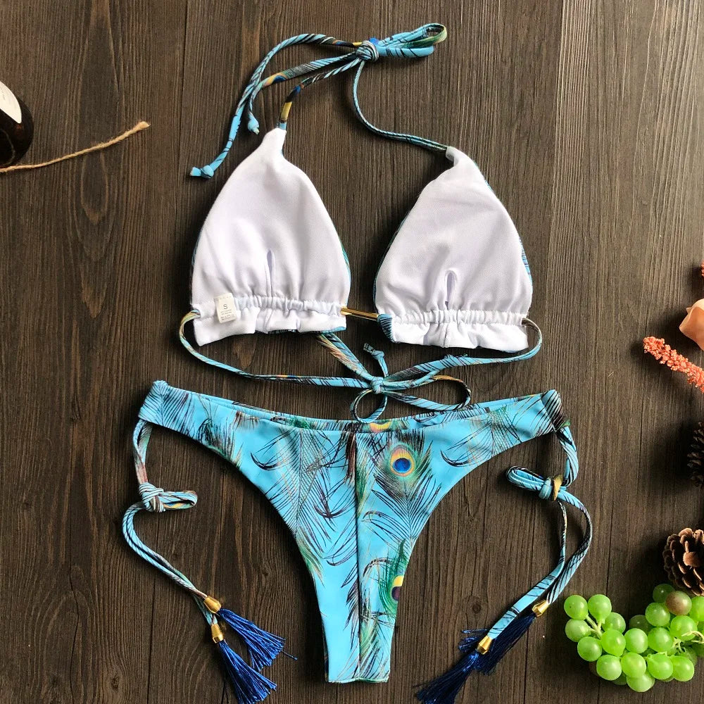 Sexi mikro bikiny s potlačou pierok – brazílsky štýl s viazaním