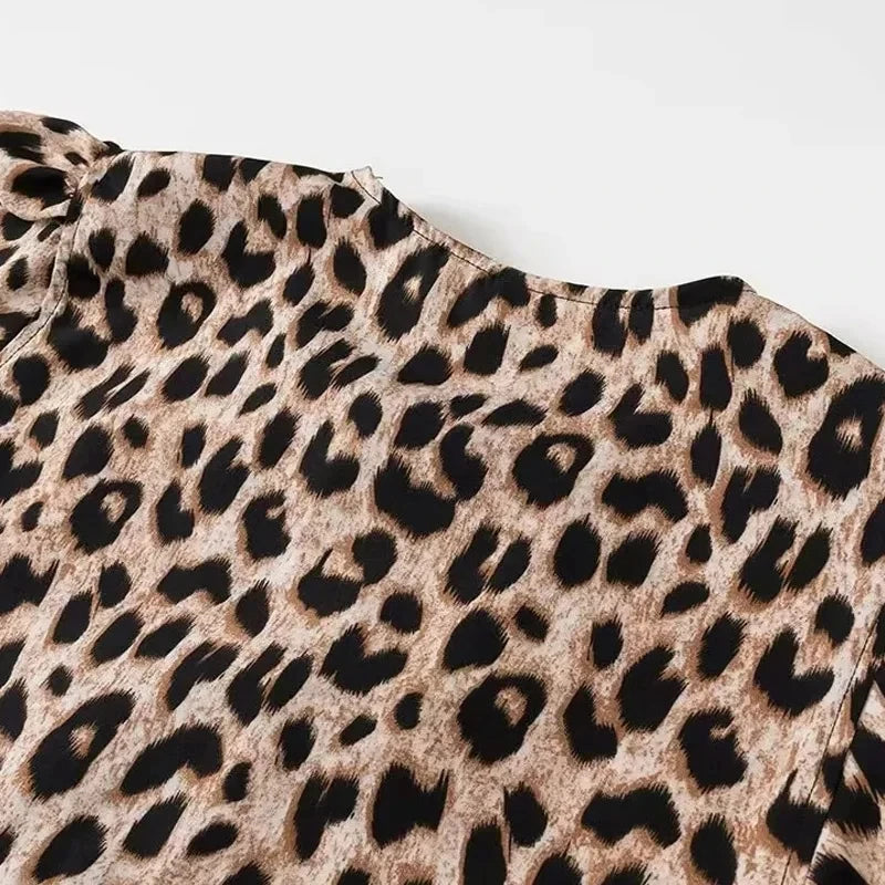 Leopardí crop top s volánmi a balónovými rukávmi – divoký letný štýl