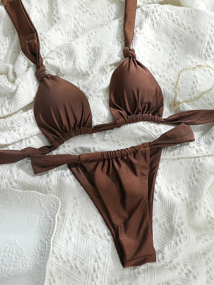 Dámske push-up trojuholníkové bikiny s viazaním – brazílsky strih, jednofarebné prevedenie