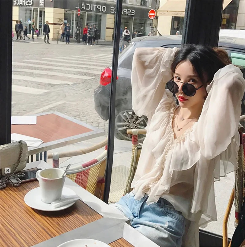 Priesvitná blúzka s výstrihom do V a volánmi – sexi boho štýl