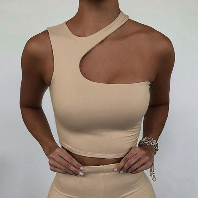Asymetrický crop top s výrezom – sexi športový štýl bez ramien