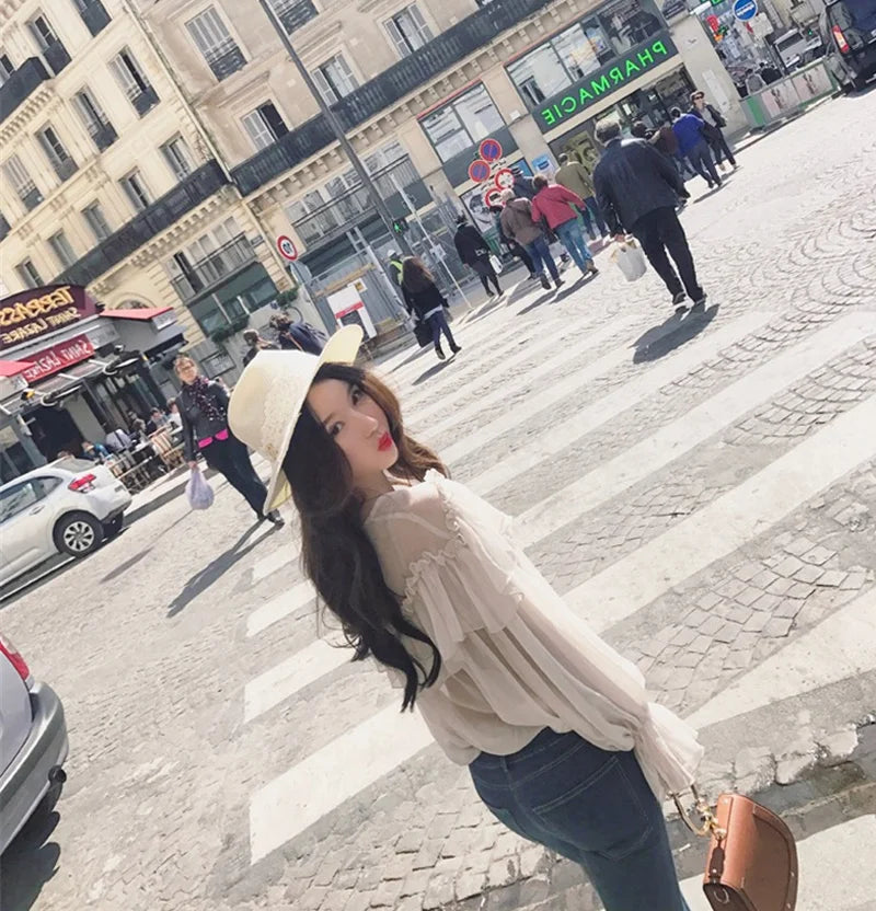 Priesvitná blúzka s výstrihom do V a volánmi – sexi boho štýl