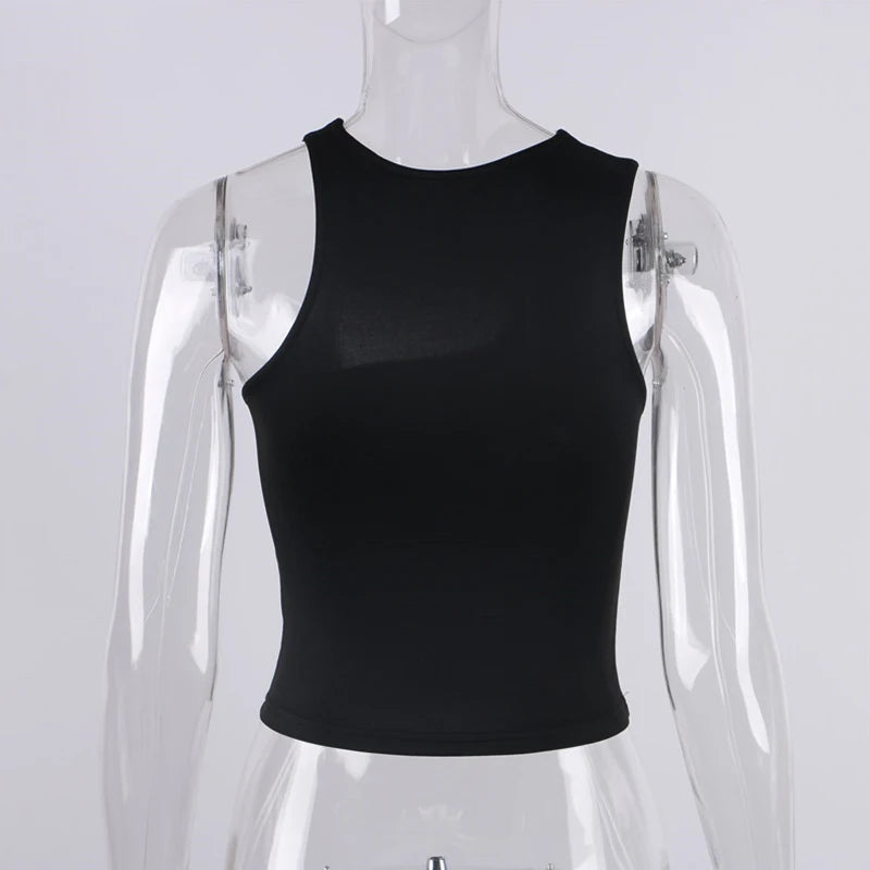 Asymetrický crop top s výrezom – sexi športový štýl bez ramien