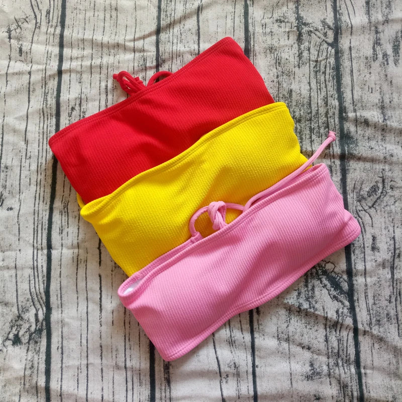 Jednofarebné off-shoulder bikiny – jednoduchý a sexi brazílsky štýl