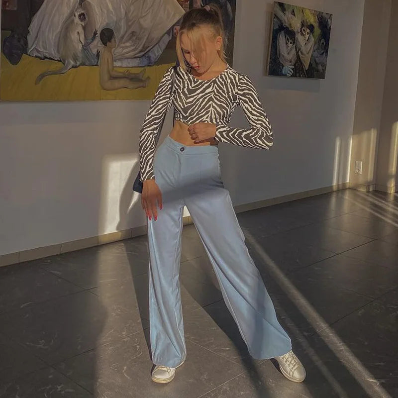Čierny priliehavý top s odhaleným chrbtom a šnurovaním – sexi a elegantný štýl