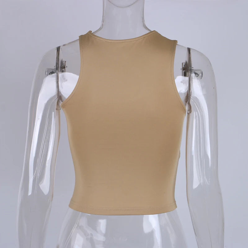 Asymetrický crop top s výrezom – sexi športový štýl bez ramien