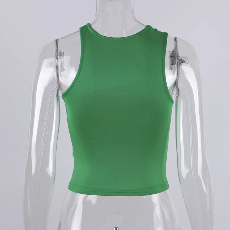 Asymetrický crop top s výrezom – sexi športový štýl bez ramien