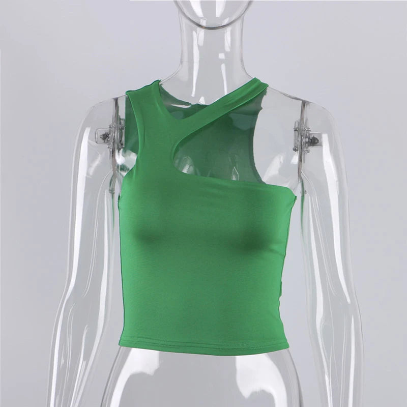 Asymetrický crop top s výrezom – sexi športový štýl bez ramien