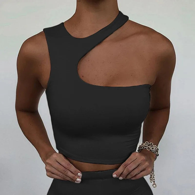Asymetrický crop top s výrezom – sexi športový štýl bez ramien
