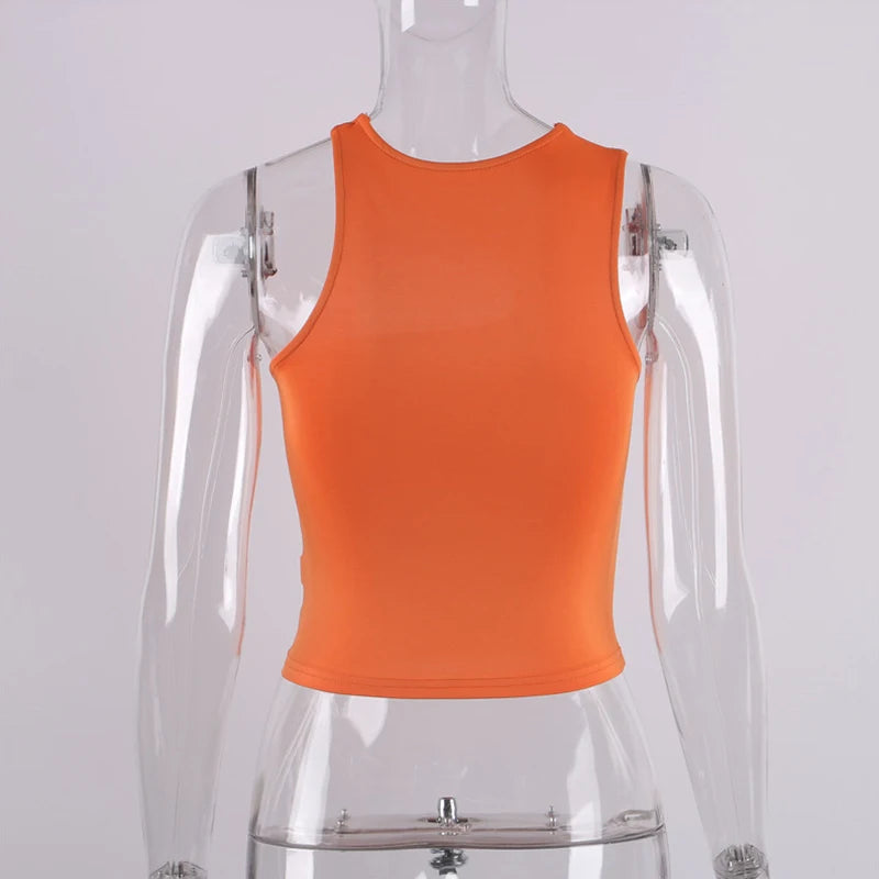 Asymetrický crop top s výrezom – sexi športový štýl bez ramien