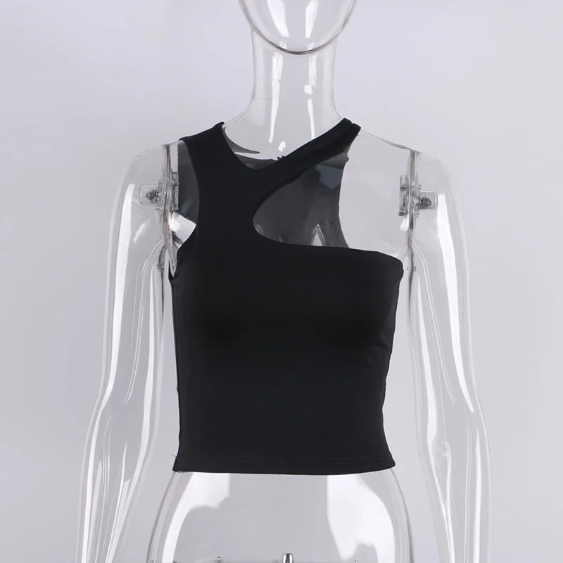 Asymetrický crop top s výrezom – sexi športový štýl bez ramien